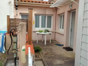 Maison rénovée T3 au calme, proche plage, marché et commodités, avec cour et Wifi inclus - FR-1-331-222